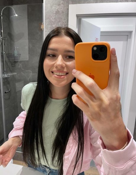 EmiliAAA onlyfans picture