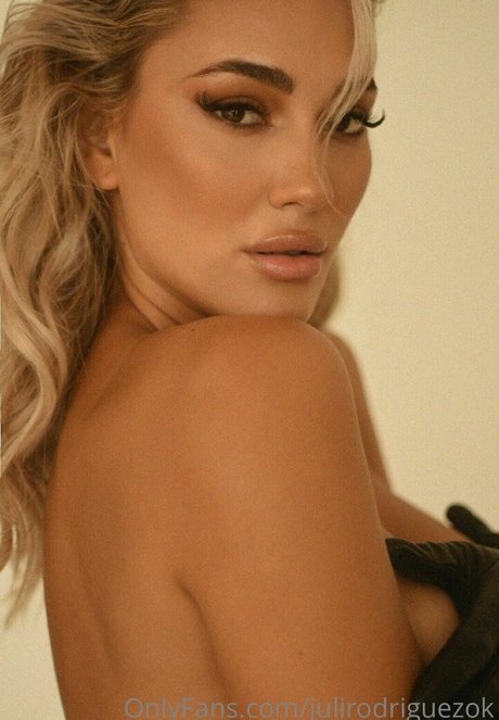 julirodriguezok onlyfans strip tease