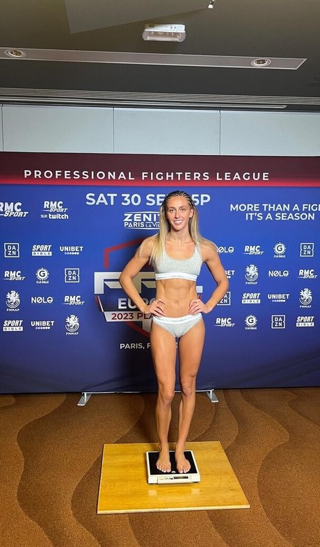 Dakota Ditcheva onlyfans strip tease