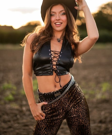 Ellie Jolly onlyfans leajs