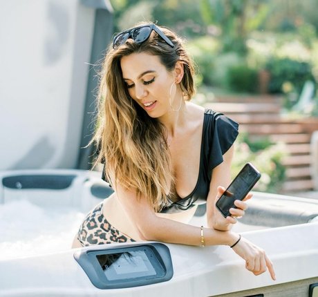 Christy Carlson Romano onlyfans pictures