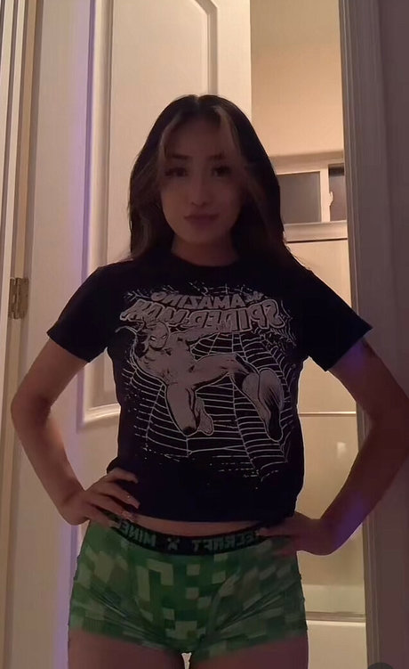 Harmonee Yang topless onlyfans