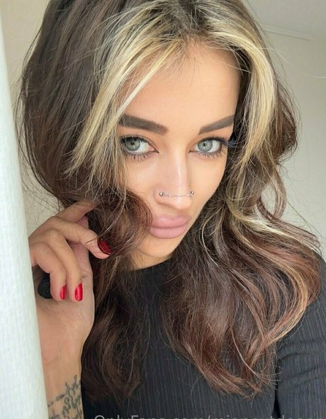 mianextdooor onlyfans nudes