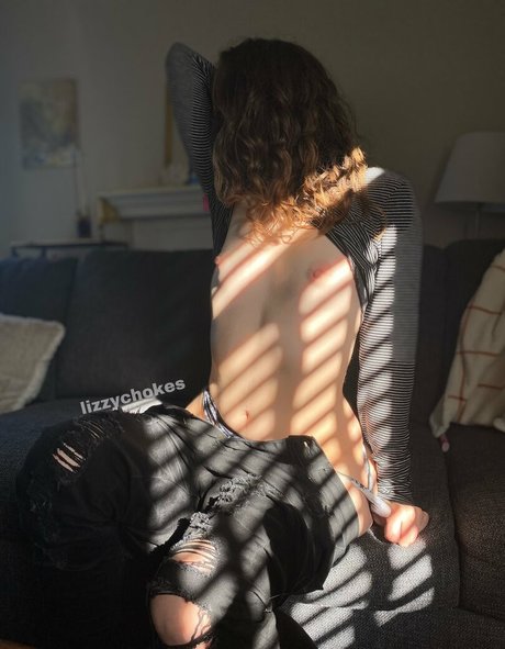 LizzyChokes onlyfans model