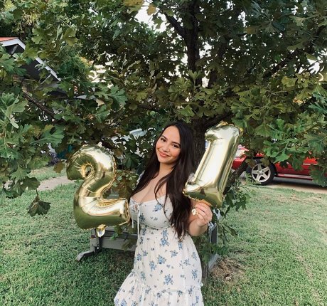 Ellie Johnston onlyfans leajs