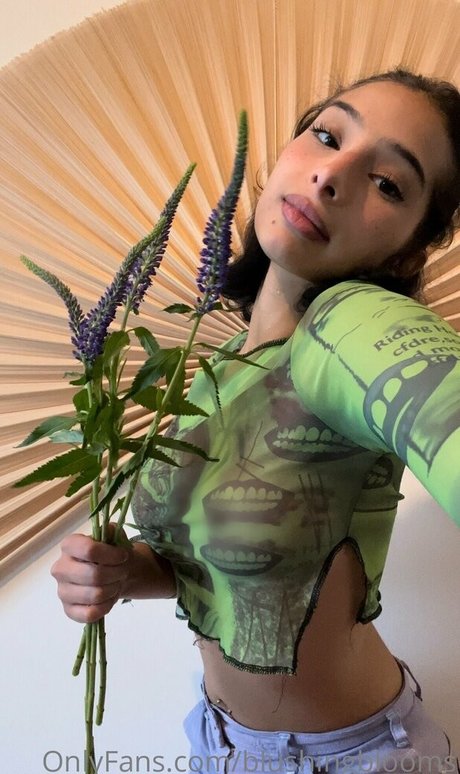 blushingblooms onlyfans picture