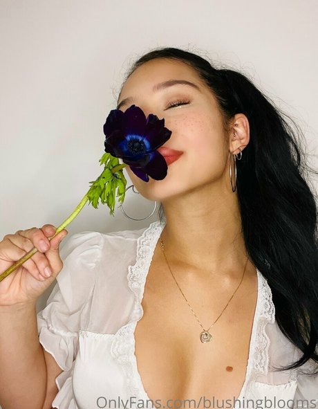 blushingblooms onlyfans leak ass