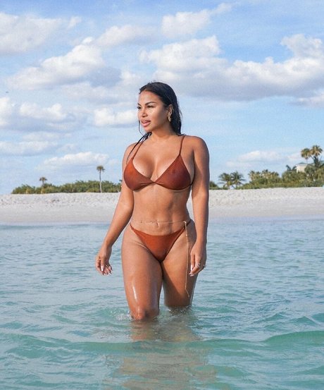 dollycastro onlyfans photo