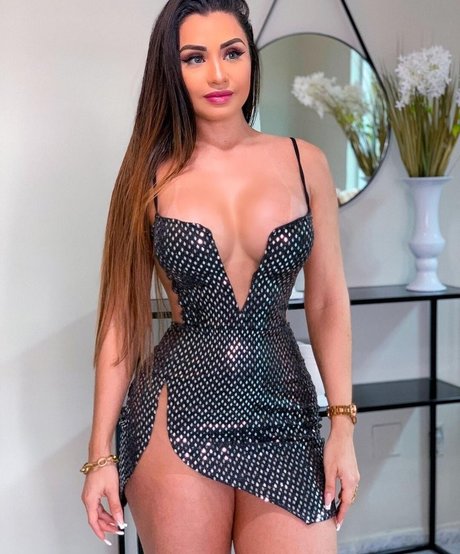 Bella Araujo onlyfans content type