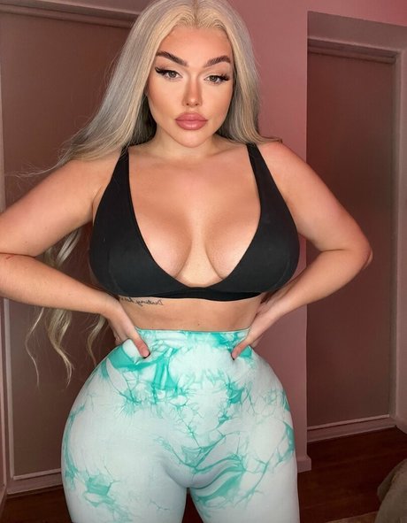 emilyregina onlyfans model photo