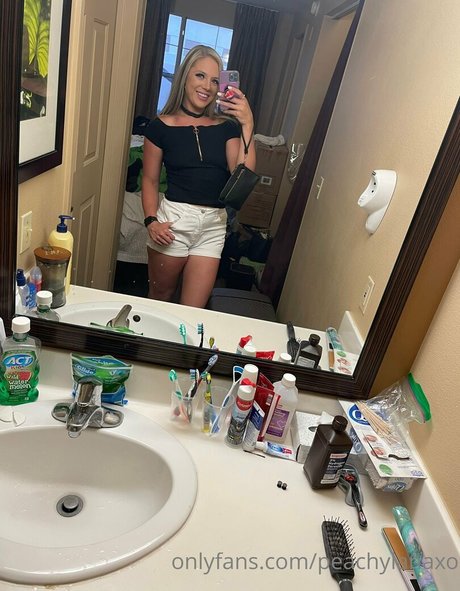 peachylanaxo onlyfans images