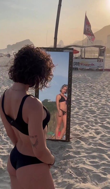 Laryssa Ayres onlyfans topless