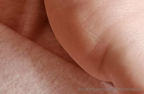 misskittyhellebore nude onlyfans leak