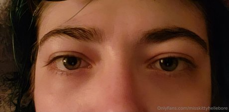 misskittyhellebore onlyfans desnuda