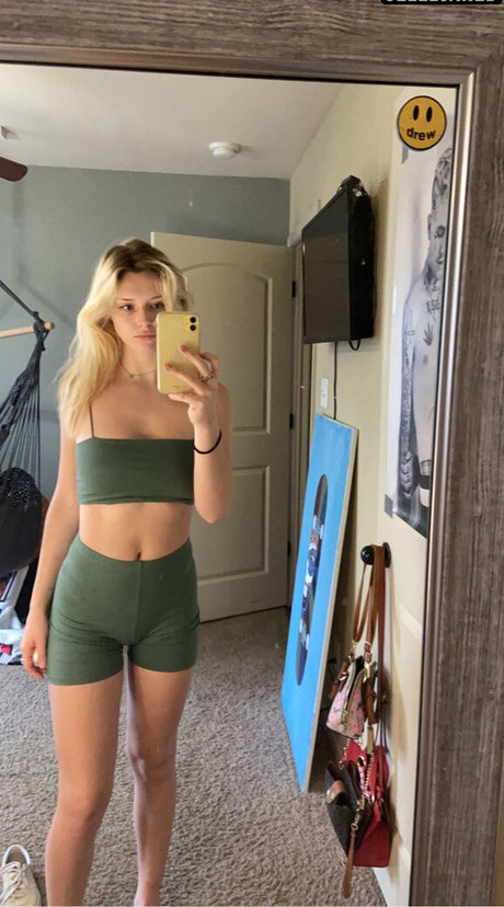 Savannah Colver naked onlyfans leak