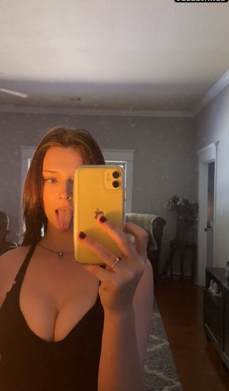 Savannah Colver onlyfans model photo