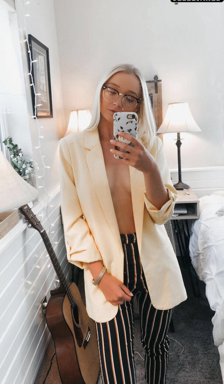 Zola Bzdek onlyfans leak