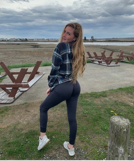 Lindsay Farland onlyfans posts