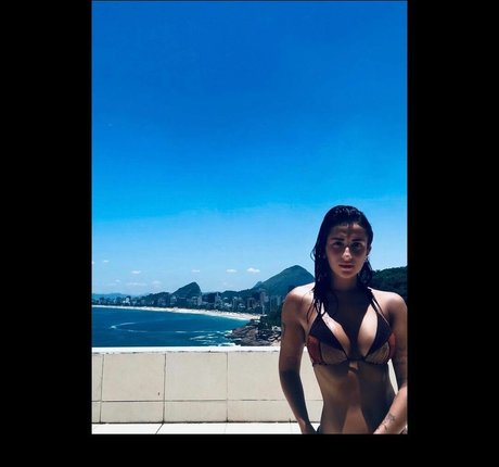 Alice Fromer onlyfans striptease