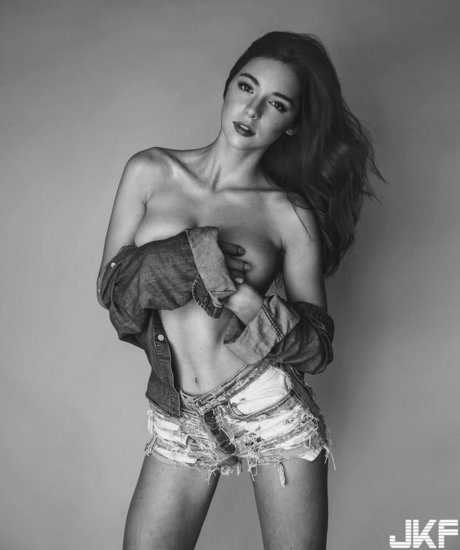 Elena Safavi nude leak onlyfans