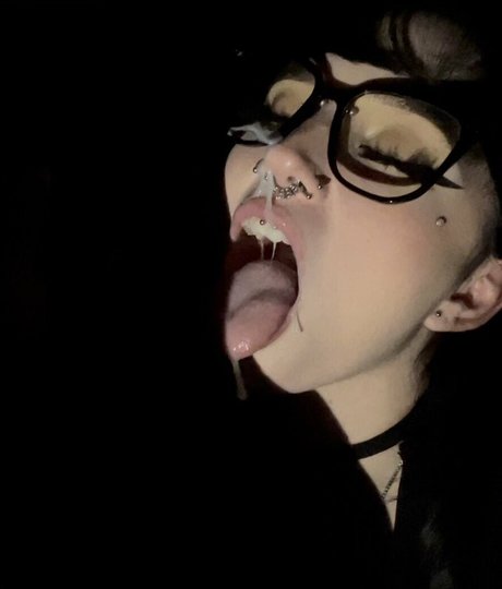 Emilyy Manson onlyfans leaked.