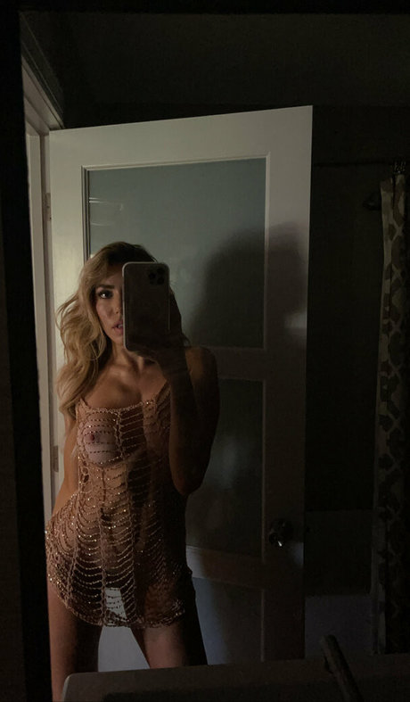 Emmy Corinne nsfw onlyfans