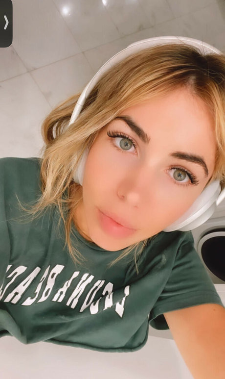 Emmy Corinne onlyfans striptease