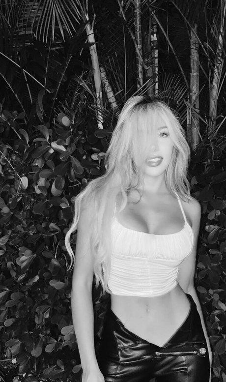 Emmy Corinne onlyfans nude