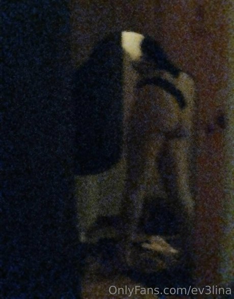 ev3lina onlyfans strip tease
