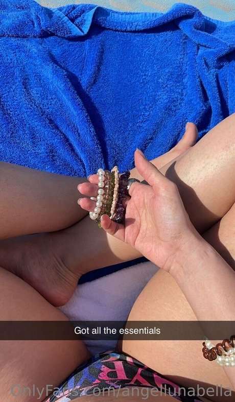 angellunabella onlyfans striptease