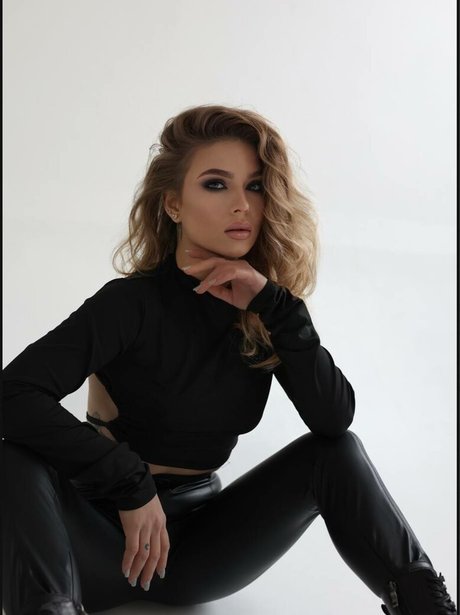 Julia Wind onlyfans leak sex