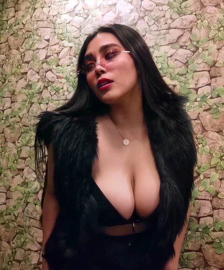 Jaqui Flores onlyfans striptease