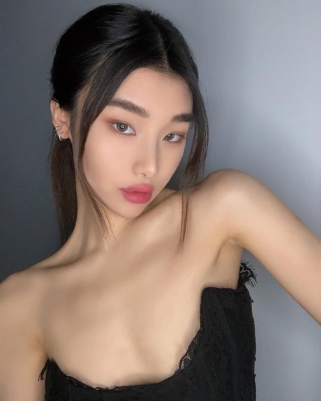 Mari Bambei_ onlyfans model