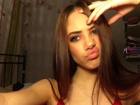 Saoirse Alicia Behzadi_ boobs onlyfans