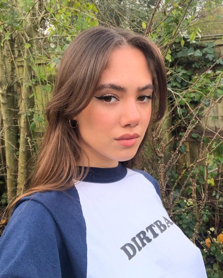 Saoirse Alicia Behzadi_ onlyfans page