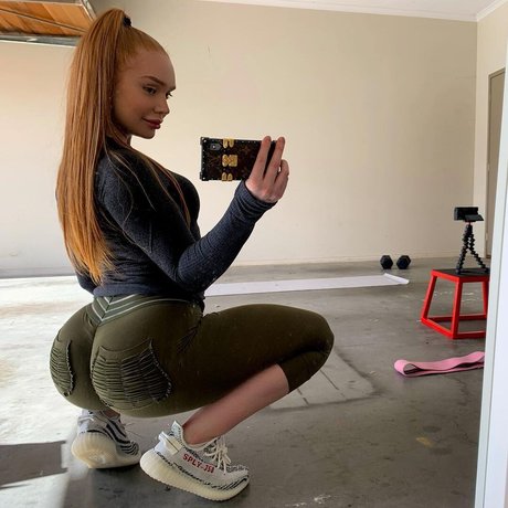 Amber J Smith onlyfans leajs