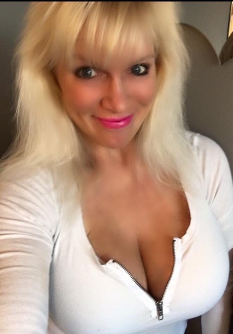 Sandie Lee_ onlyfans boobs