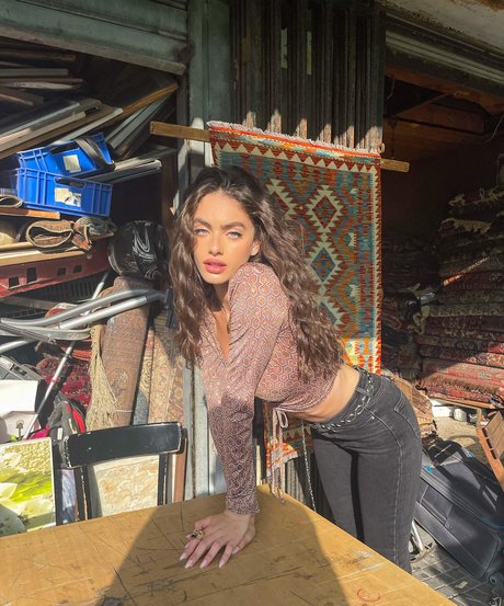 Yael Shelbia en onlyfans