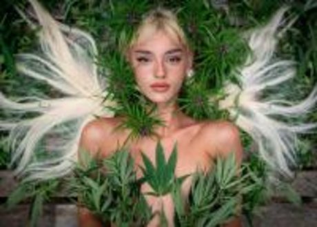 Roxane Eylaud_ onlyfans creator