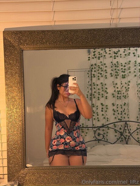 Mel Koneko desnuda onlyfans