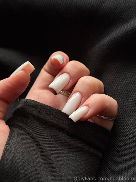 Miabloomi onlyfans nude pics