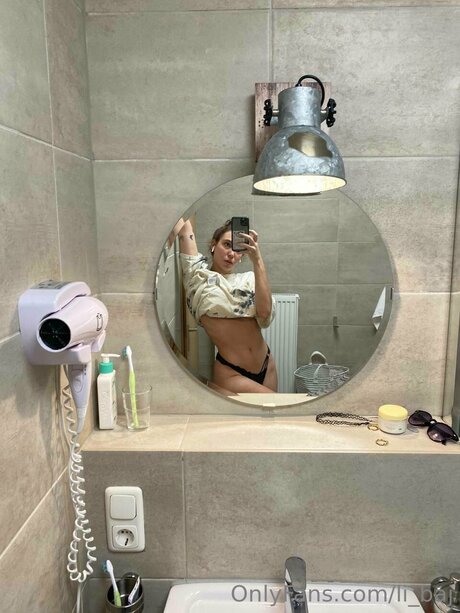 Li Baj onlyfans images