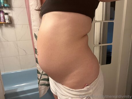 Therealdivinity onlyfans model images