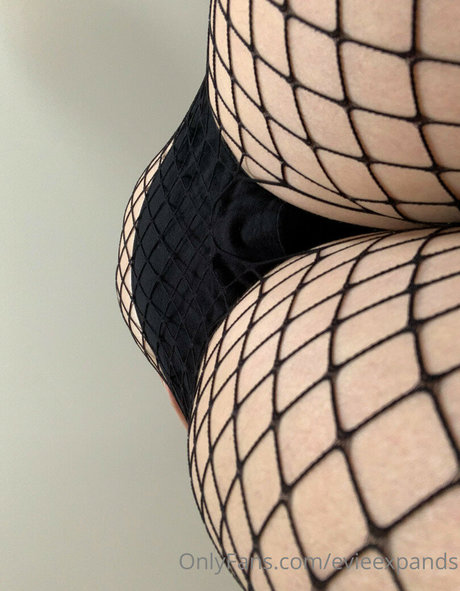 evieexpands onlyfans topless