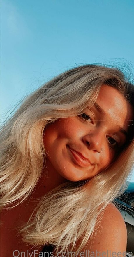 ellabelleeee onlyfans striptease