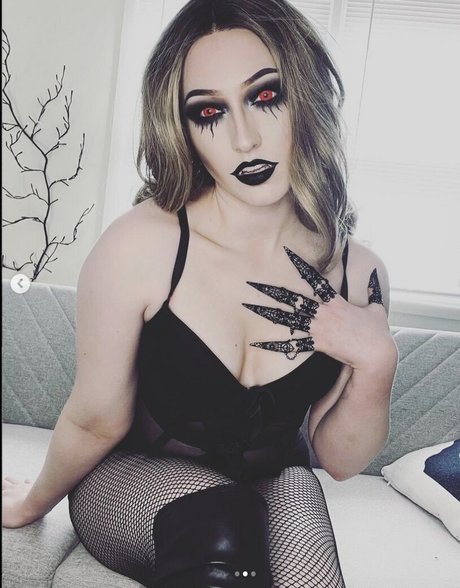 MaisieLynnie onlyfans leaks.