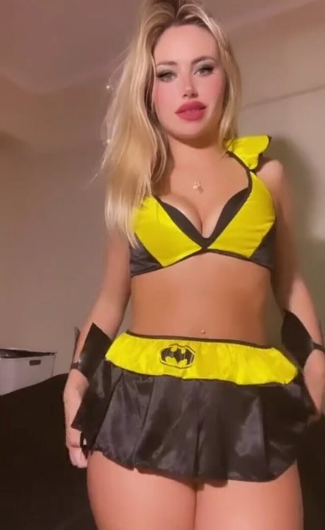 Deinaflow_ onlyfans topless