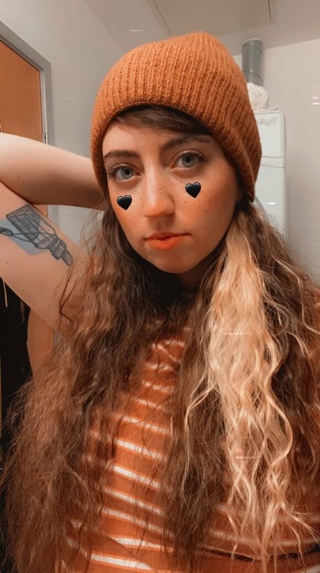 caroliiiiine naked only fans