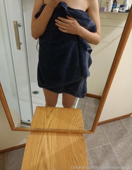 mysteriouskiwigirl onlyfans leaked tits