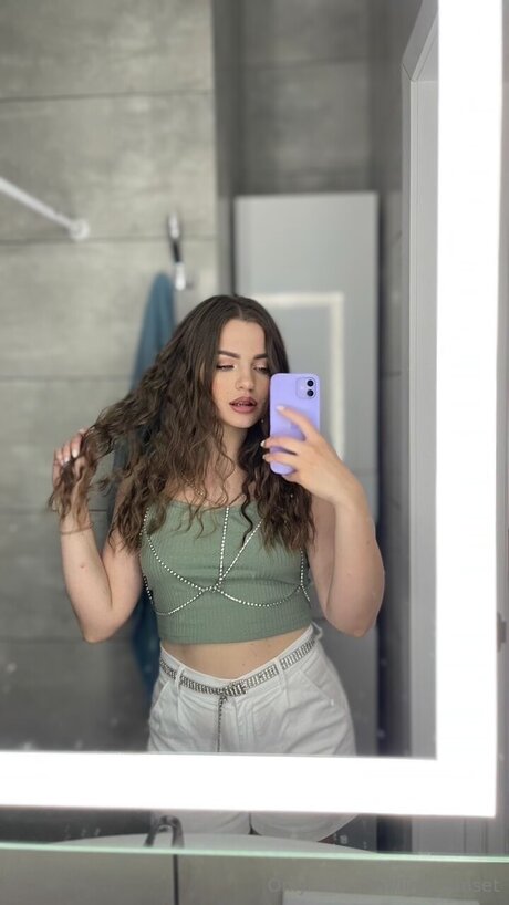 Lina Sunset Profile pic